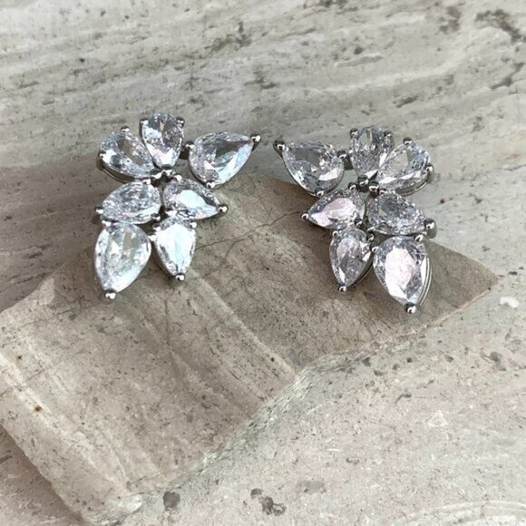 NEW~ Anthropologie Shashi Petite Fallen Leaf Stud Earrings - Picture 6 of 10
